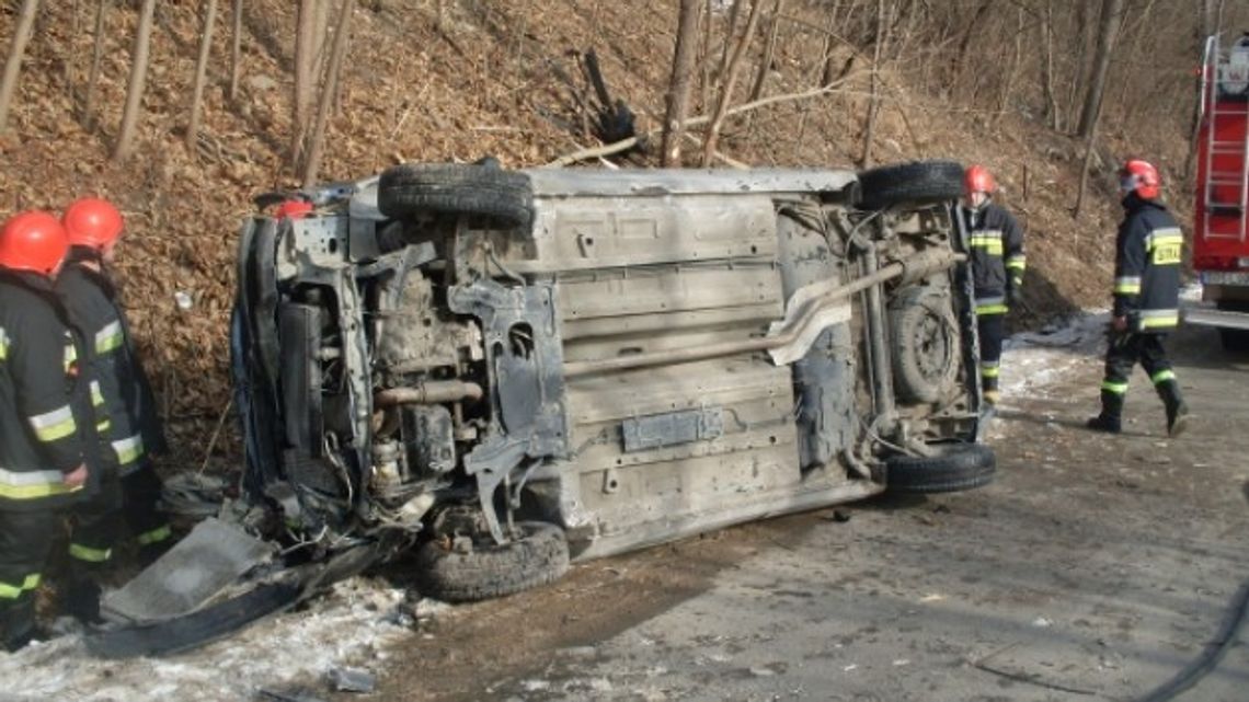 Auto dachowało. Kierująca pojazdem była nietrzeźwa