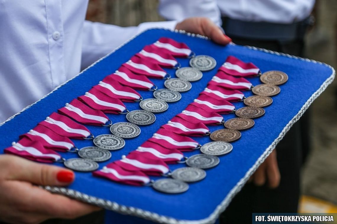 Awanse i medale. Święto Wojewódzkiej Policji na zamku w Ujeździe