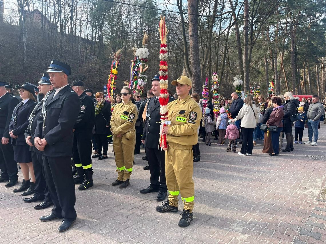 Barwne palmy i procesja. Niedziela Palmowa w Bałtowie Barwne palmy i procesja. Niedziela Palmowa w Bałtowie