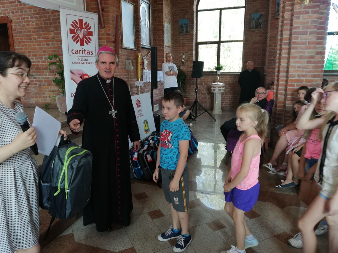 Biskup podarował dzieciom plecaki z wyprawką szkolną 