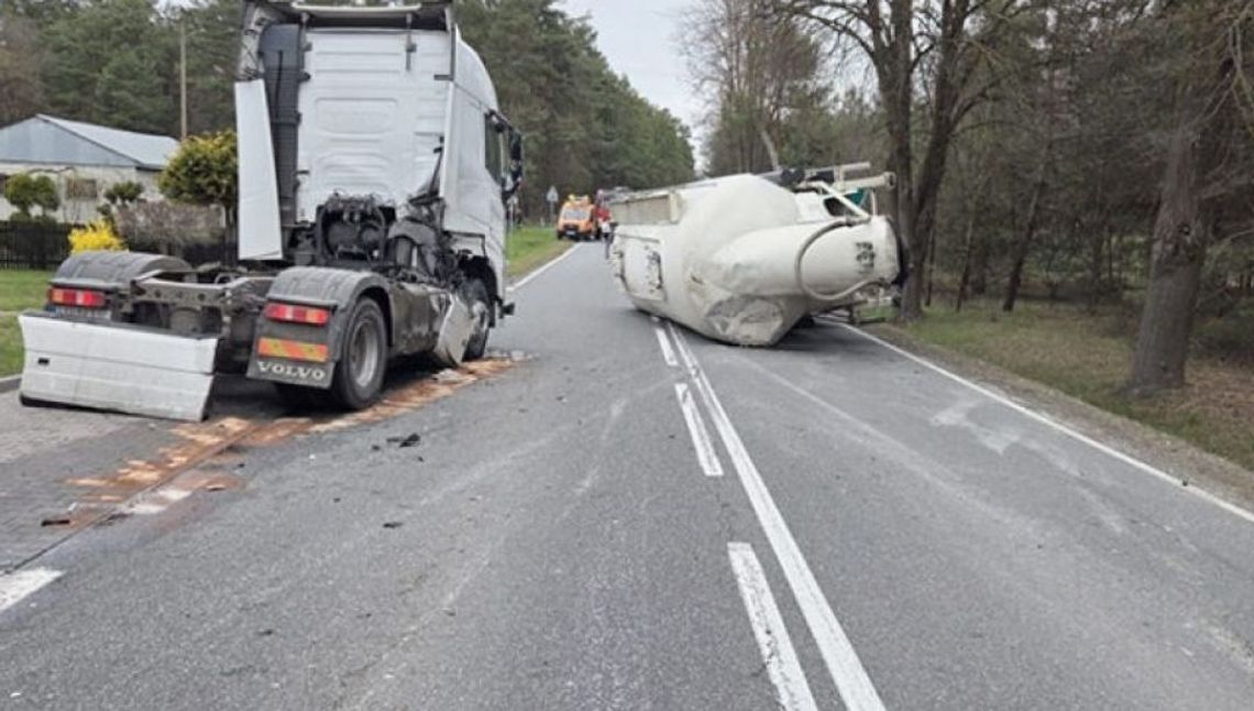 Cementowóz przewrócił się na DK79 w Bronisławowie