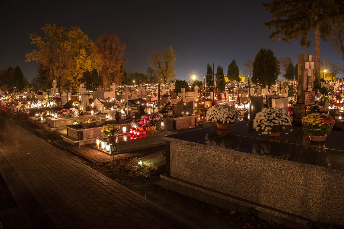 Cmentarze rozświetlone tysiącem zniczy