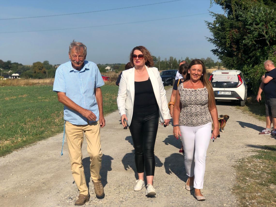 ĆMIELÓW | Asfalt zamiast kamieni. Droga w Wojnowicach będzie wyremontowana