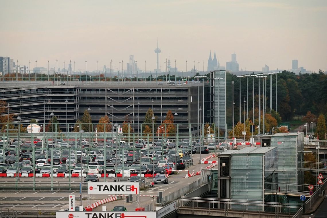 Czy warto jest otworzyć własny parking przy lotnisku? 