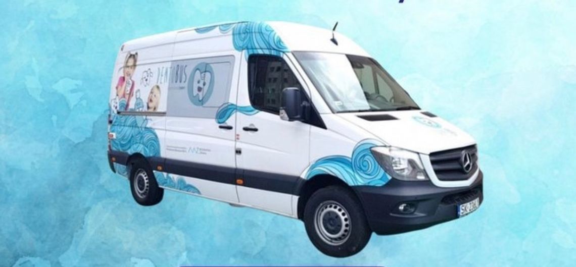 Dentobus nie ma wakacji. Warto skorzystać z bezpłatnych usług