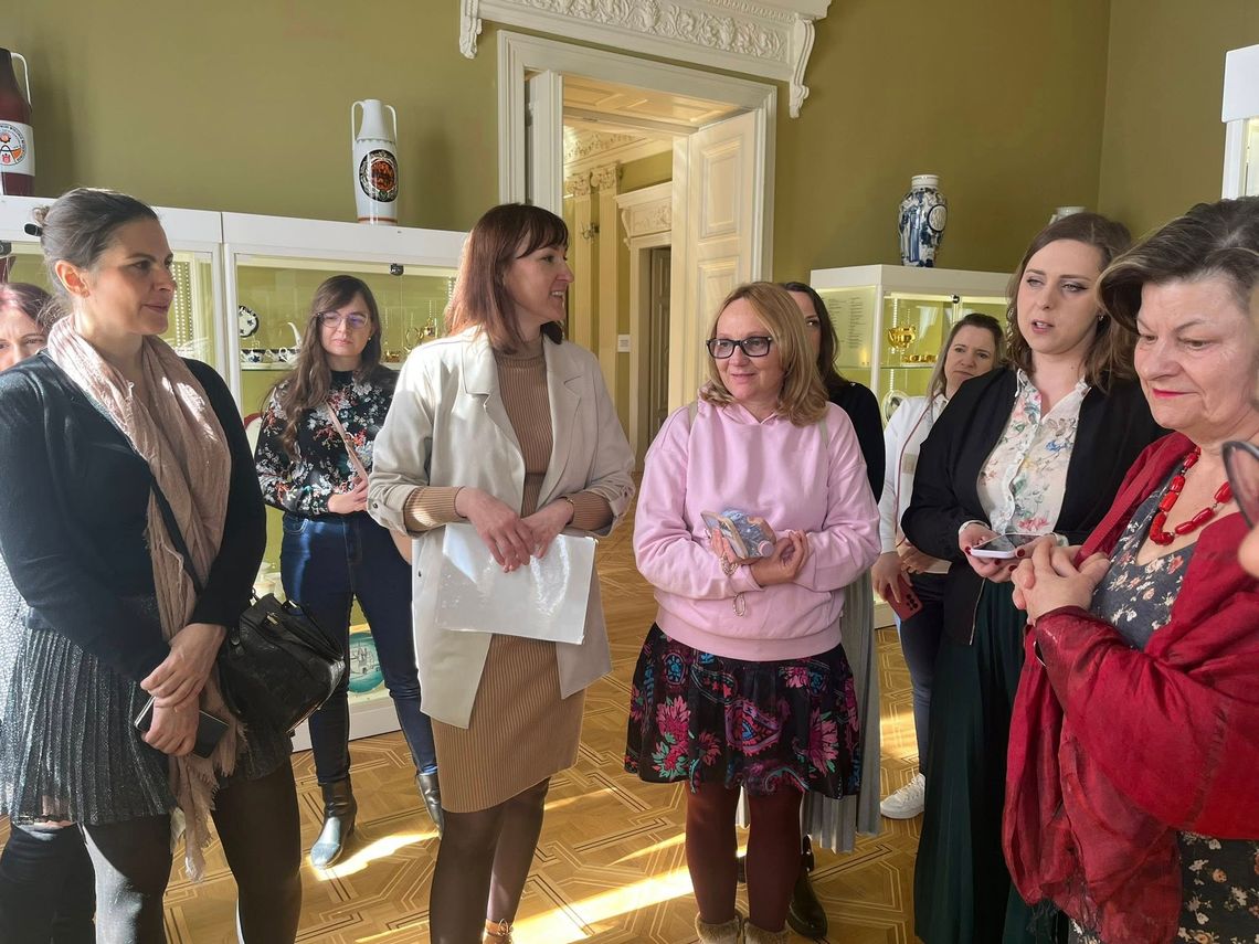 Dzień Kobiet w Pałacu Wielopolskich: opowieści o kobietach i spacer po parku Dzień Kobiet w Pałacu Wielopolskich: opowieści o kobietach i spacer po parku