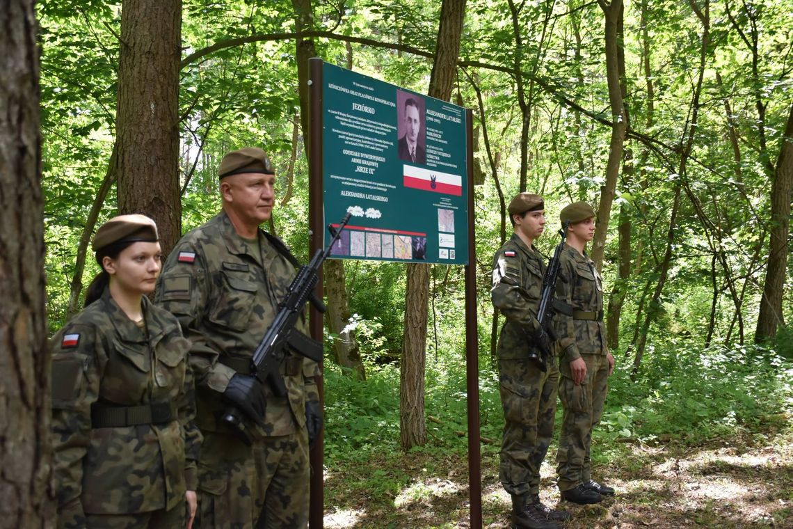 IV Ostrowiecki Zlot Partyzancki w Jeziórku przypomniał o historii Armii Krajowej IV Ostrowiecki Zlot Partyzancki w Jeziórku przypomniał o historii Armii Krajowej