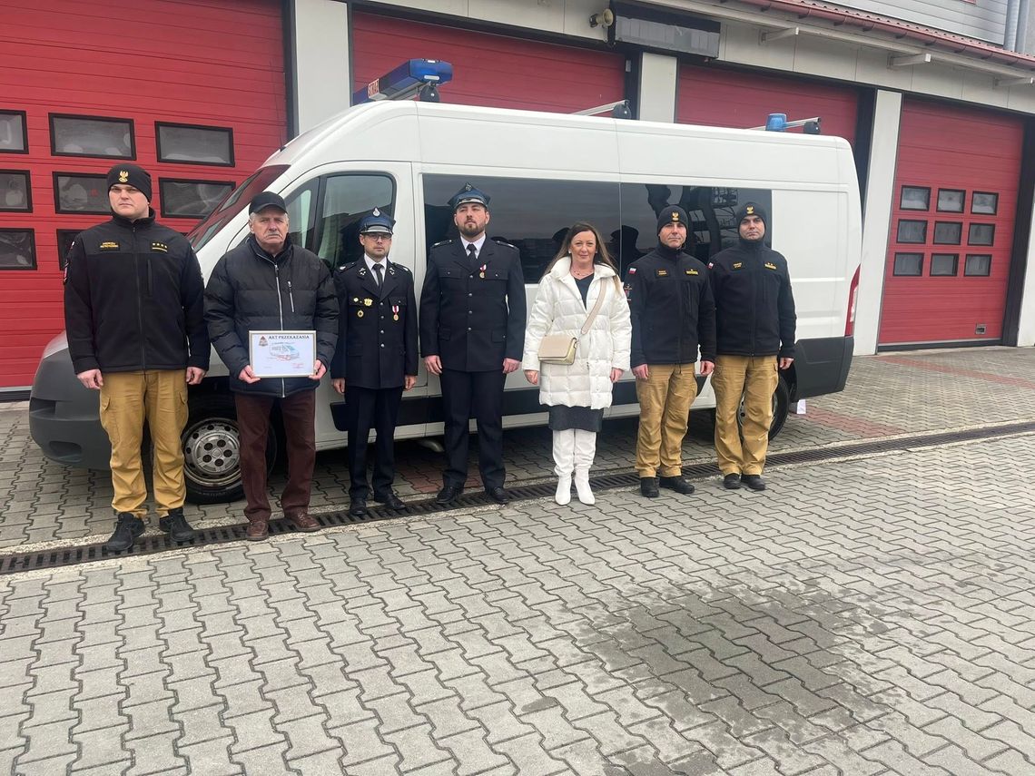 Jednostka OSP Ćmielów otrzymała busa od Komendy Powiatowej PSP