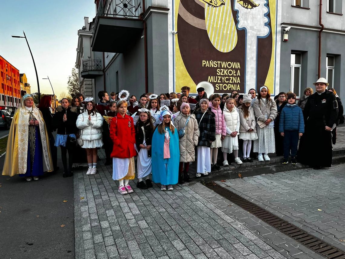 Korowód Świętych i bal w „Czwórce” Korowód Świętych i bal w „Czwórce”
