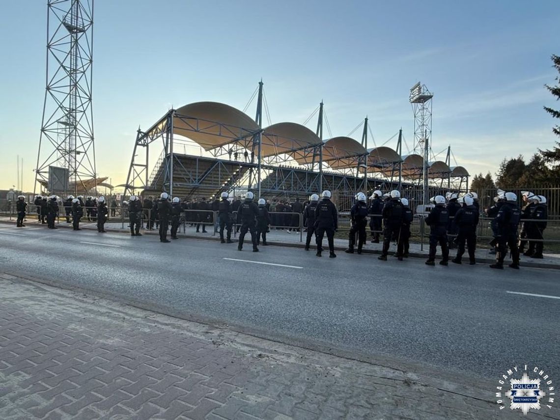 Mecz w Ostrowcu: 7 zatrzymanych za race i „sektorówkę”