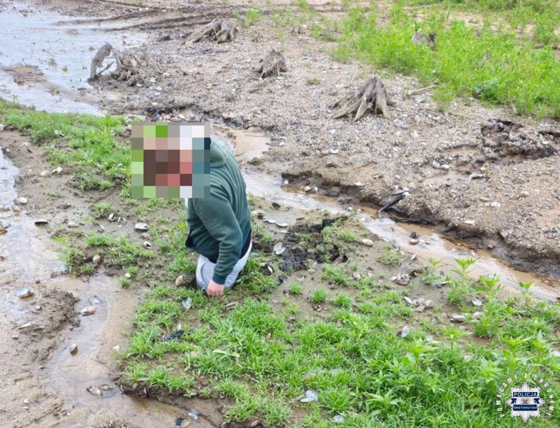 Mężczyzna ugrzązł w podmokłym terenie nad Chańczą Mężczyzna ugrzązł w podmokłym terenie nad Chańczą