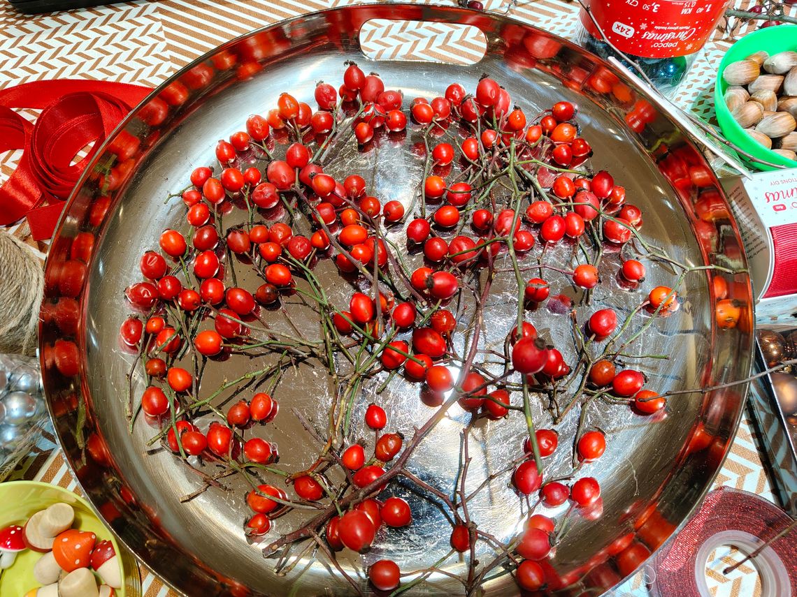 Mieszkańcy tworzyli wieńce bożonarodzeniowe w Pałacu Wielopolskich Mieszkańcy tworzyli wieńce bożonarodzeniowe w Pałacu Wielopolskich