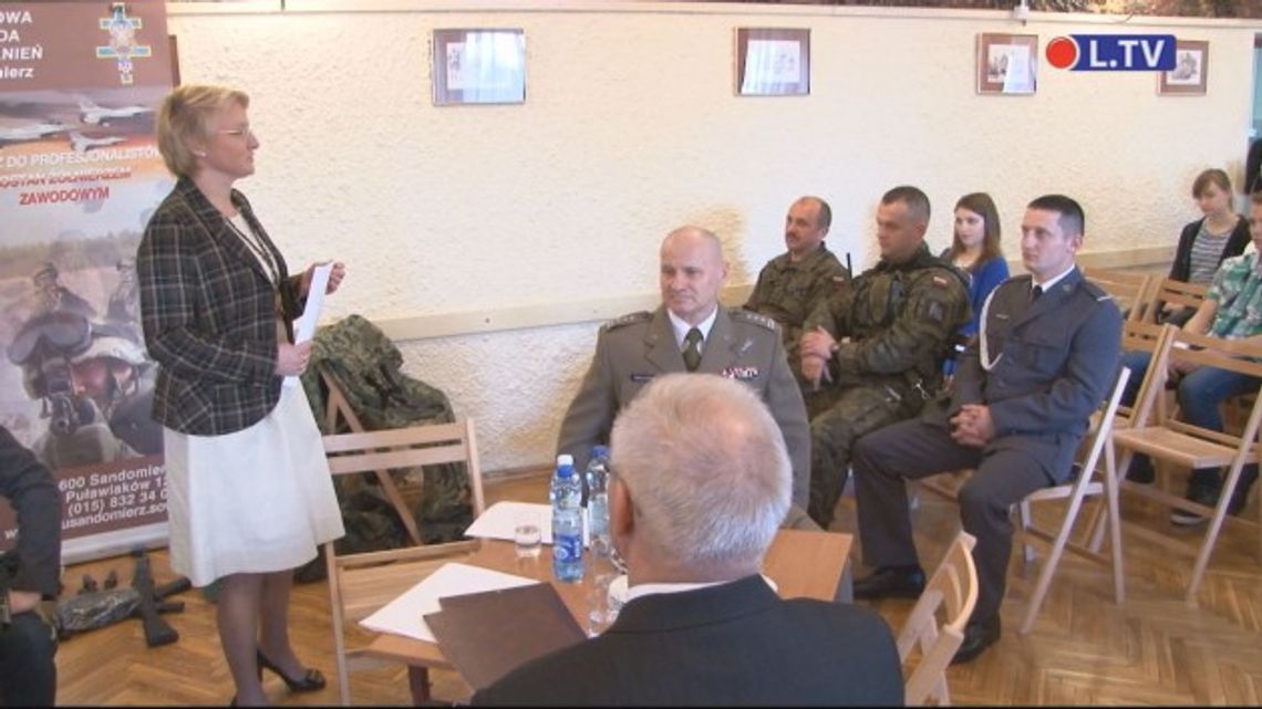 Minister zachęcała młodzież do wojska