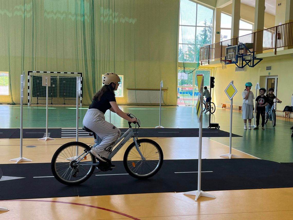Mobilne miasteczko w Ćmielowie. Uczniowie już zdają kartę rowerową Mobilne miasteczko w Ćmielowie. Uczniowie już zdają kartę rowerową