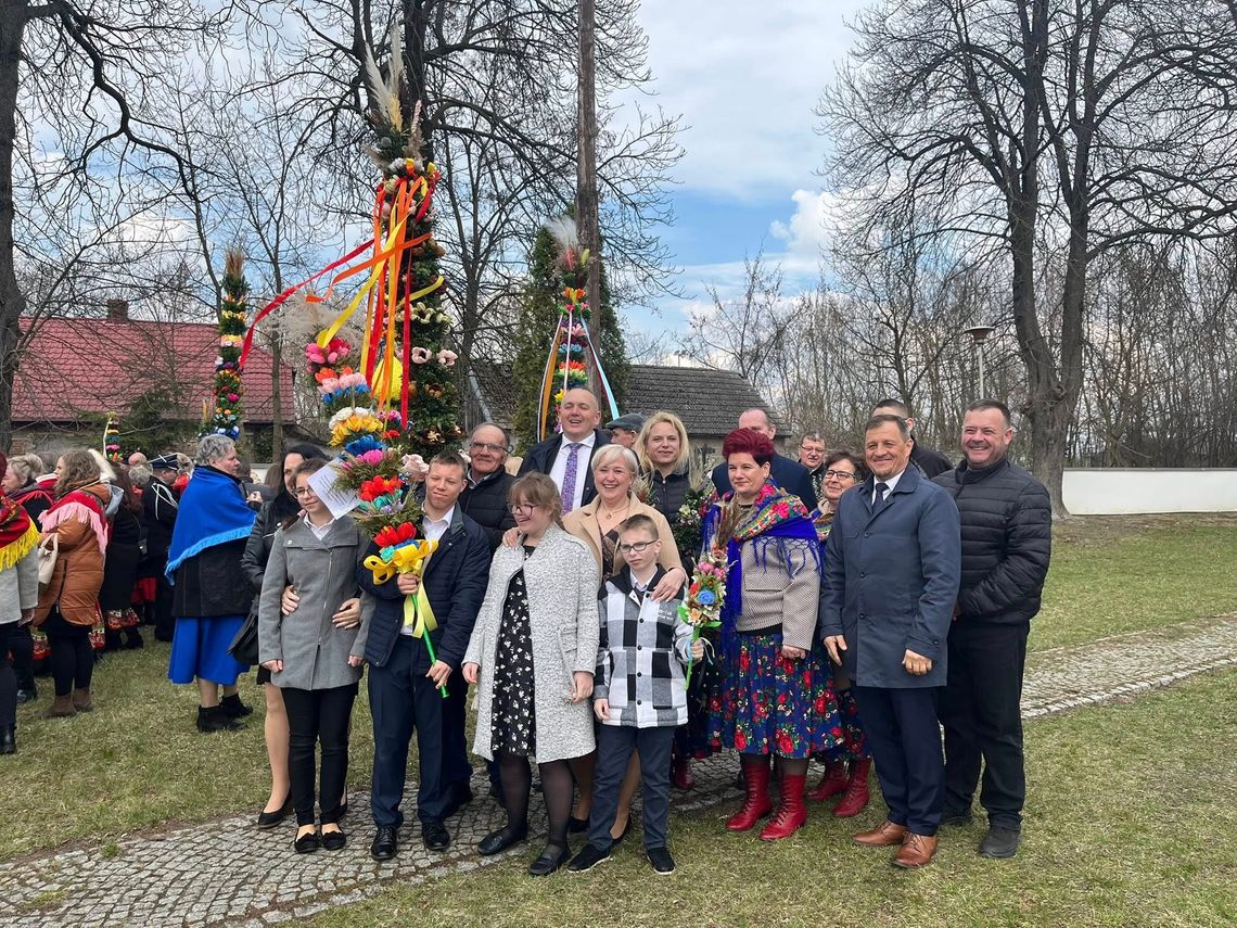 Niedziela Palmowa w Tarłowie: korowód, palmy i lokalna wspólnota Niedziela Palmowa w Tarłowie: korowód, palmy i lokalna wspólnota