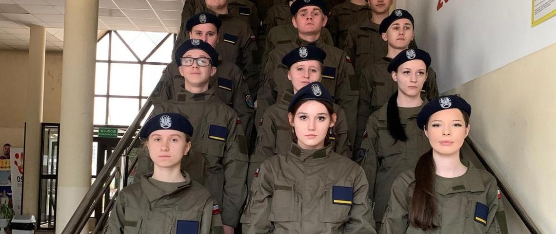 Nowe mundury dla uczniów oddziału przygotowania wojskowego w Ostrowcu Świętokrzyskim Nowe mundury dla uczniów oddziału przygotowania wojskowego w Ostrowcu Świętokrzyskim