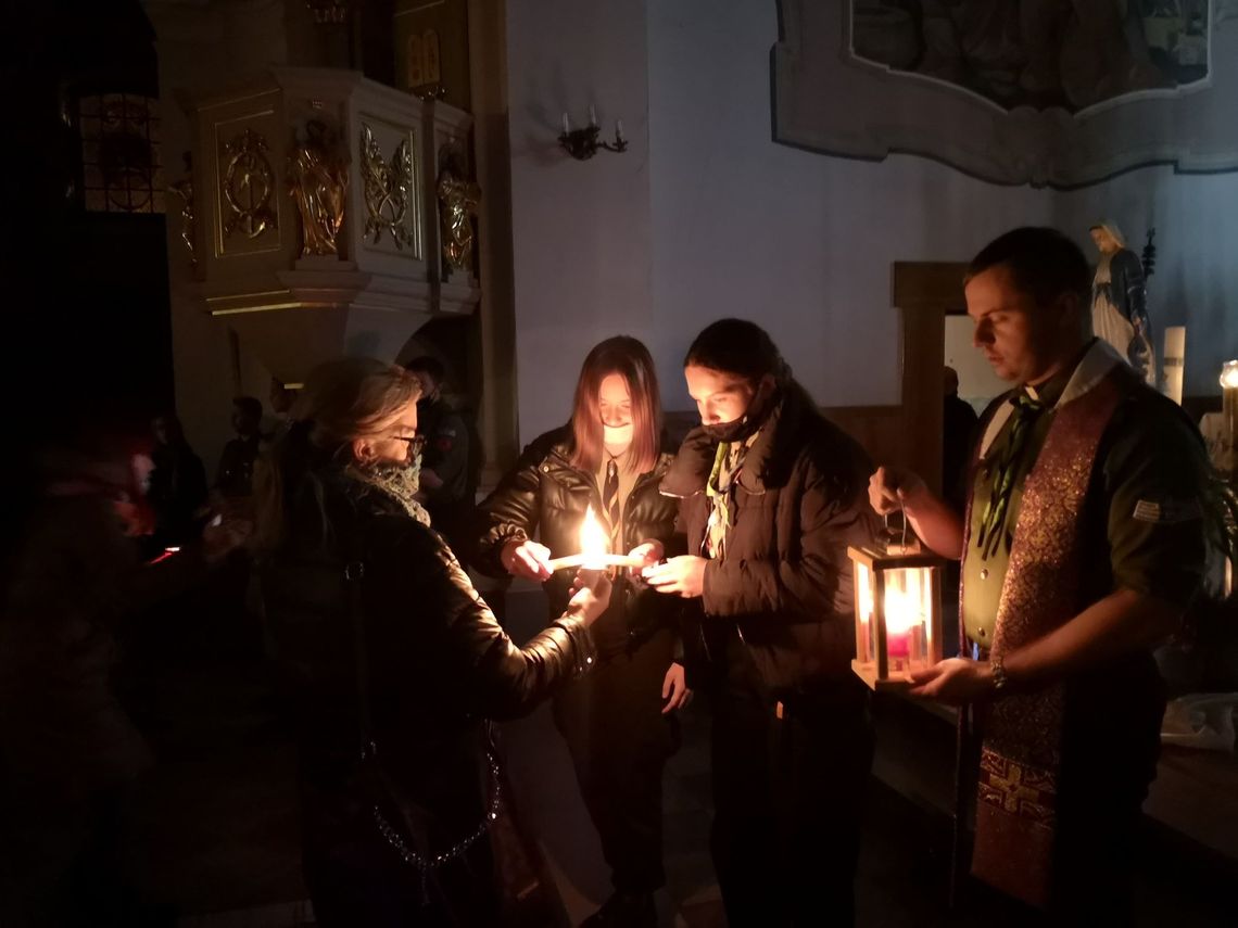 Ogień z Betlejem przekazany mieszkańcom. Harcerze złożyli Zobowiązanie Instruktorskie Ogień z Betlejem przekazany mieszkańcom. Harcerze złożyli Zobowiązanie Instruktorskie