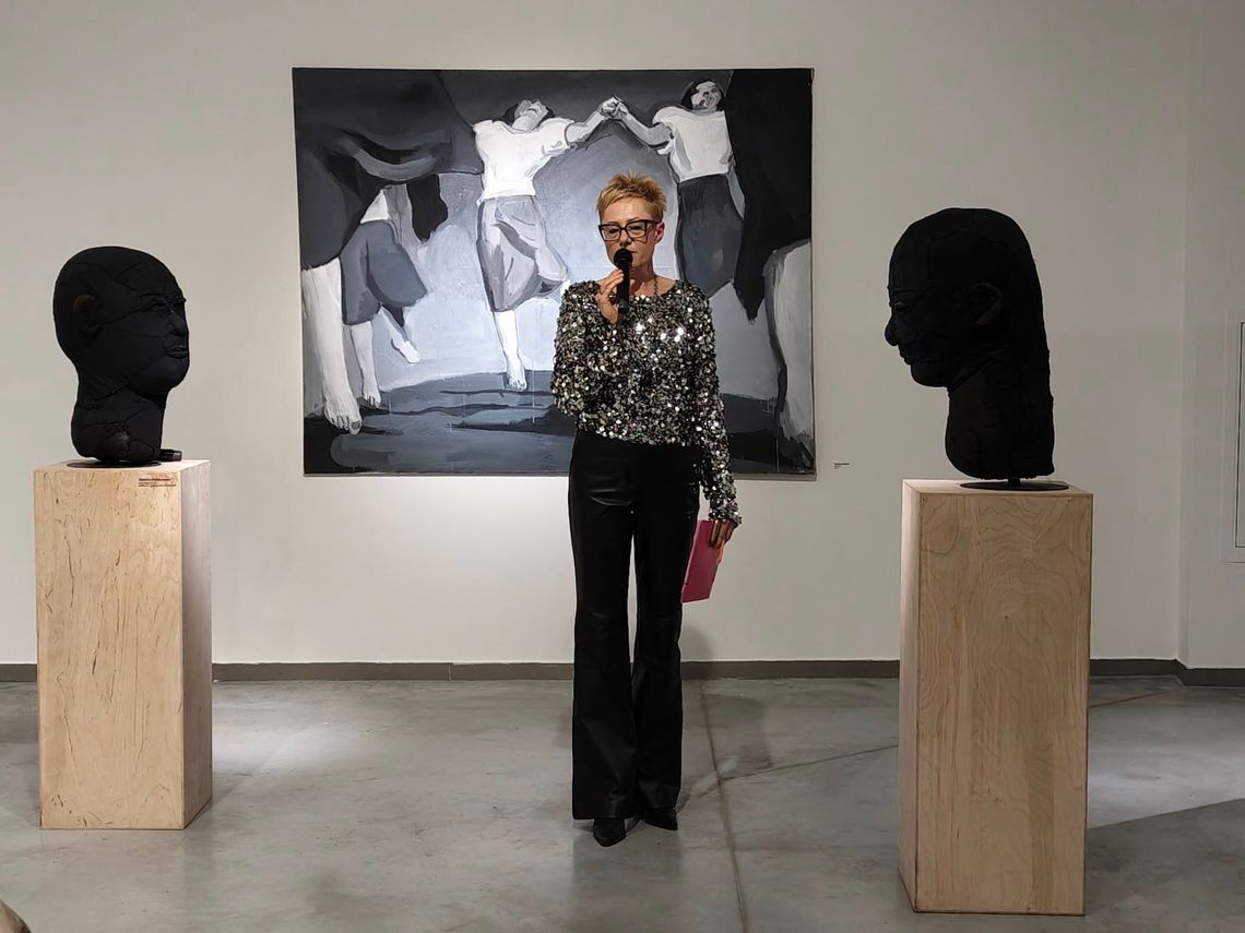 Oprowadzanie kuratorskie Justyny Łady po jubileuszowej retrospektywie Od chaosu do LOOSTRA