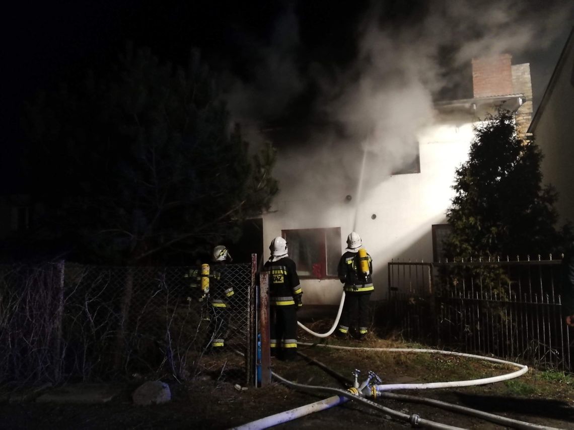 OSTROWIEC: Pożar domu jednorodzinnego. 1 osoba trafiła do szpitala