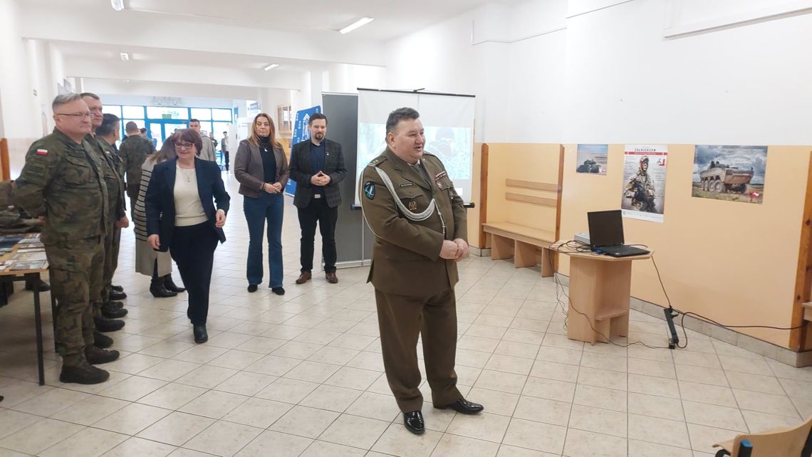 OSTROWIEC | Ruszyła kwalifikacja wojskowa. Kto musi się stawić OSTROWIEC | Ruszyła kwalifikacja wojskowa. Kto musi się stawić