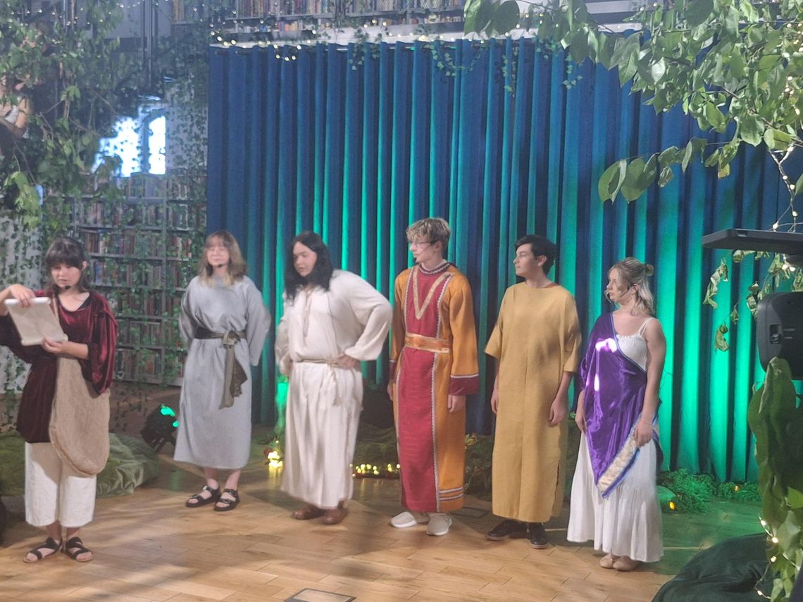 OSTROWIEC | "Sen Nocy letniej" na scenie biblioteki