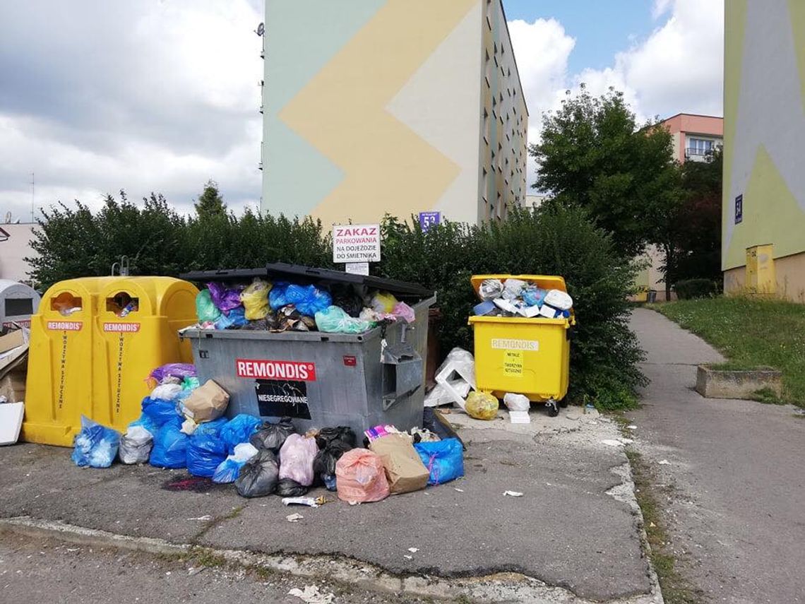 Ostrowiec: Śmiecie wysypują się z kontenerów