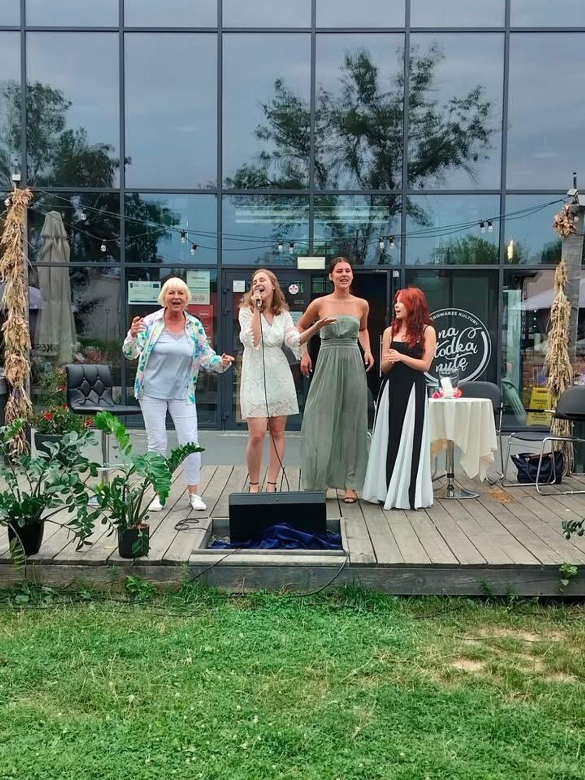 OSTROWIEC | Utkane z dźwięków – kobieca magia muzyki na dziedzińcu OBK OSTROWIEC | Utkane z dźwięków – kobieca magia muzyki na dziedzińcu OBK