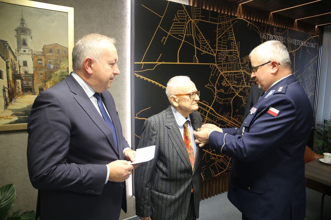 Płk Andrzej Maronde z Ostrowca odznaczony za udział w operacji „Samum” Płk Andrzej Maronde z Ostrowca odznaczony za udział w operacji „Samum”