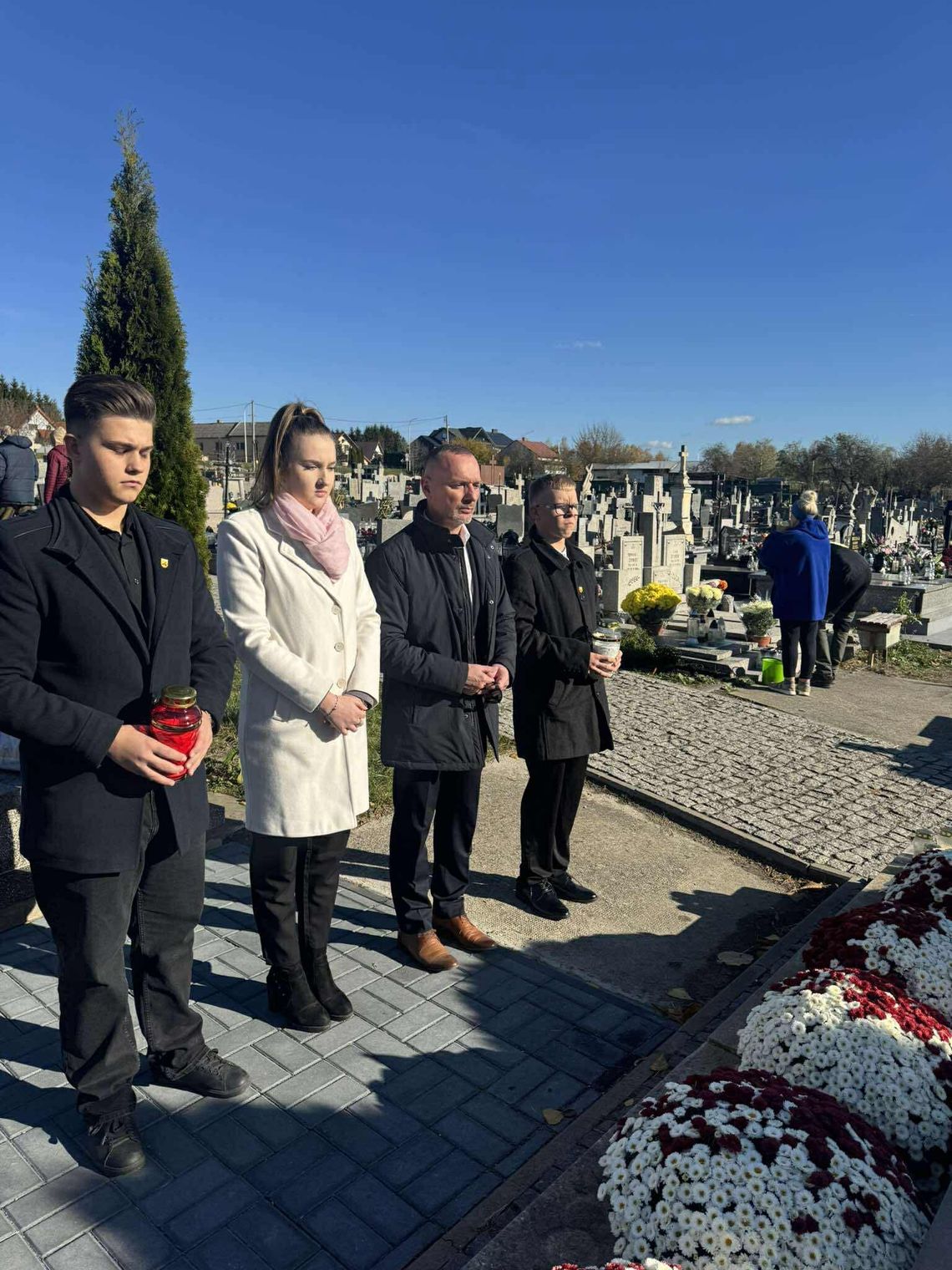 Młodzi radni z Ożarowa uczcili nieznanych żołnierzy — kwiaty, znicze i lekcja pamięci