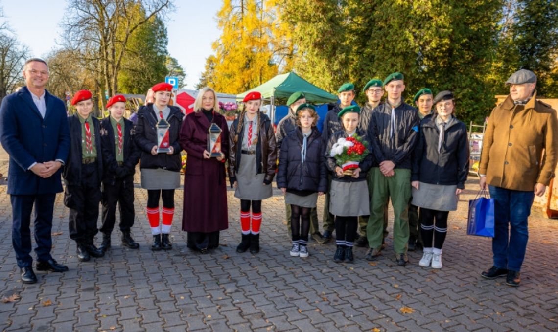 Renata Janik z młodzieżą uczciła pamięć bohaterów na kieleckich cmentarzach — kontynuacja inicjatywy Krzysztofa Witkowskiego