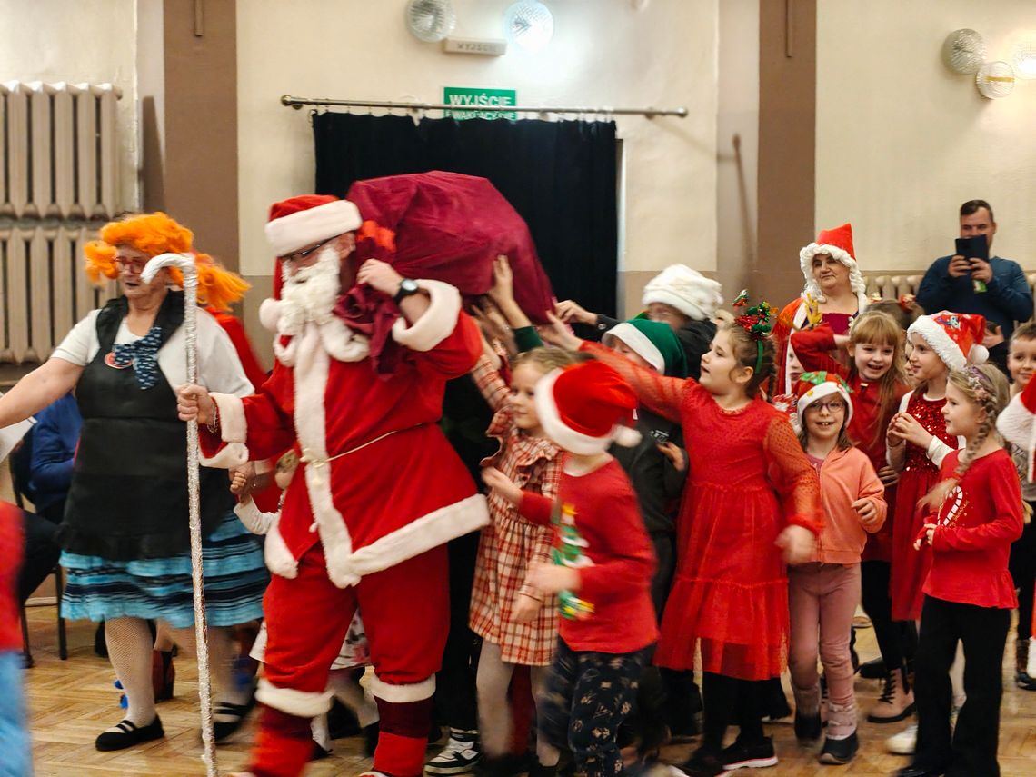 Świąteczne spotkanie z Mikołajem w Malwie: gry, przebrania i efektowny pokaz freestyle football