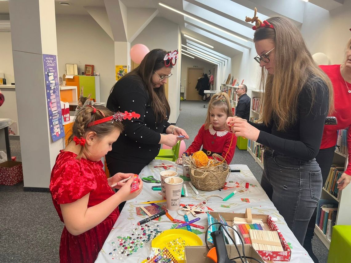 Świąteczny klimat w bibliotece — rodzinne warsztaty robienia ozdób Świąteczny klimat w bibliotece — rodzinne warsztaty robienia ozdób