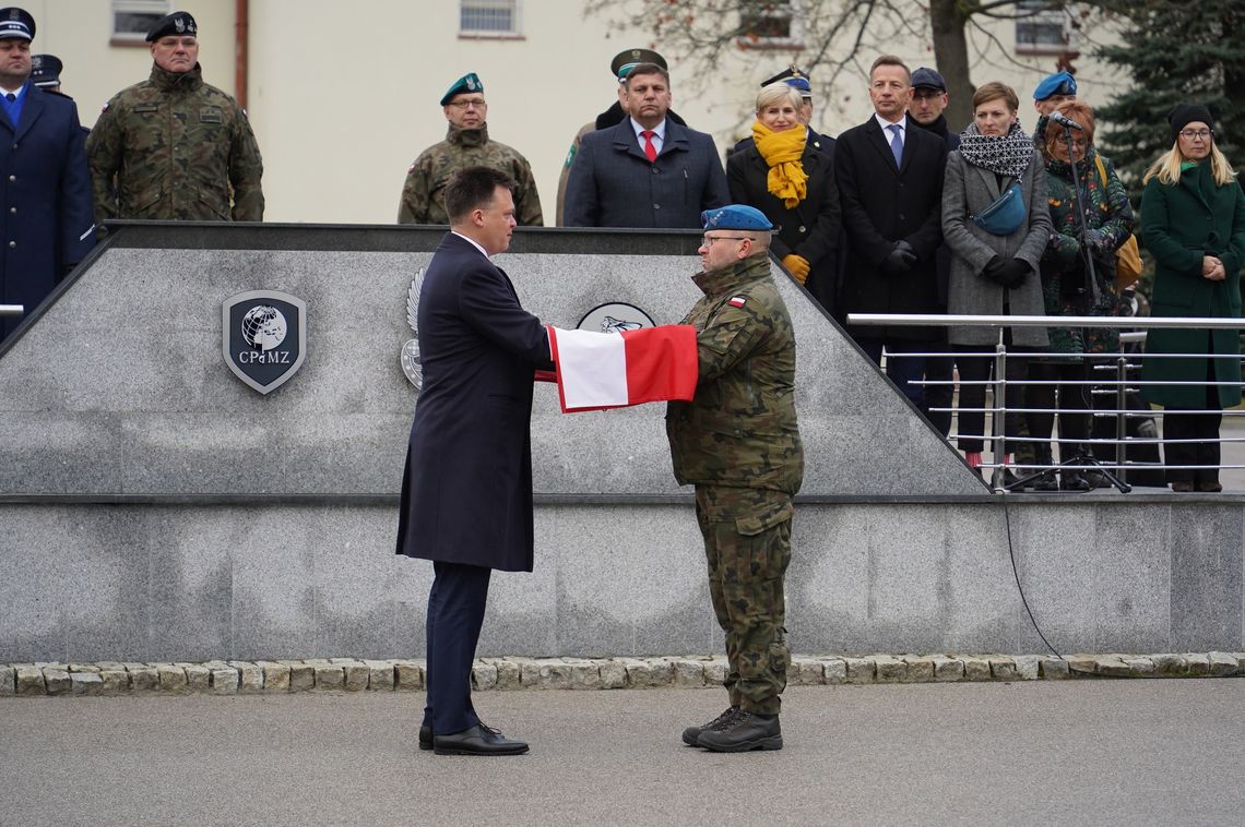 Świętokrzyski WOT z narodową flagą od marszałka Sejmu