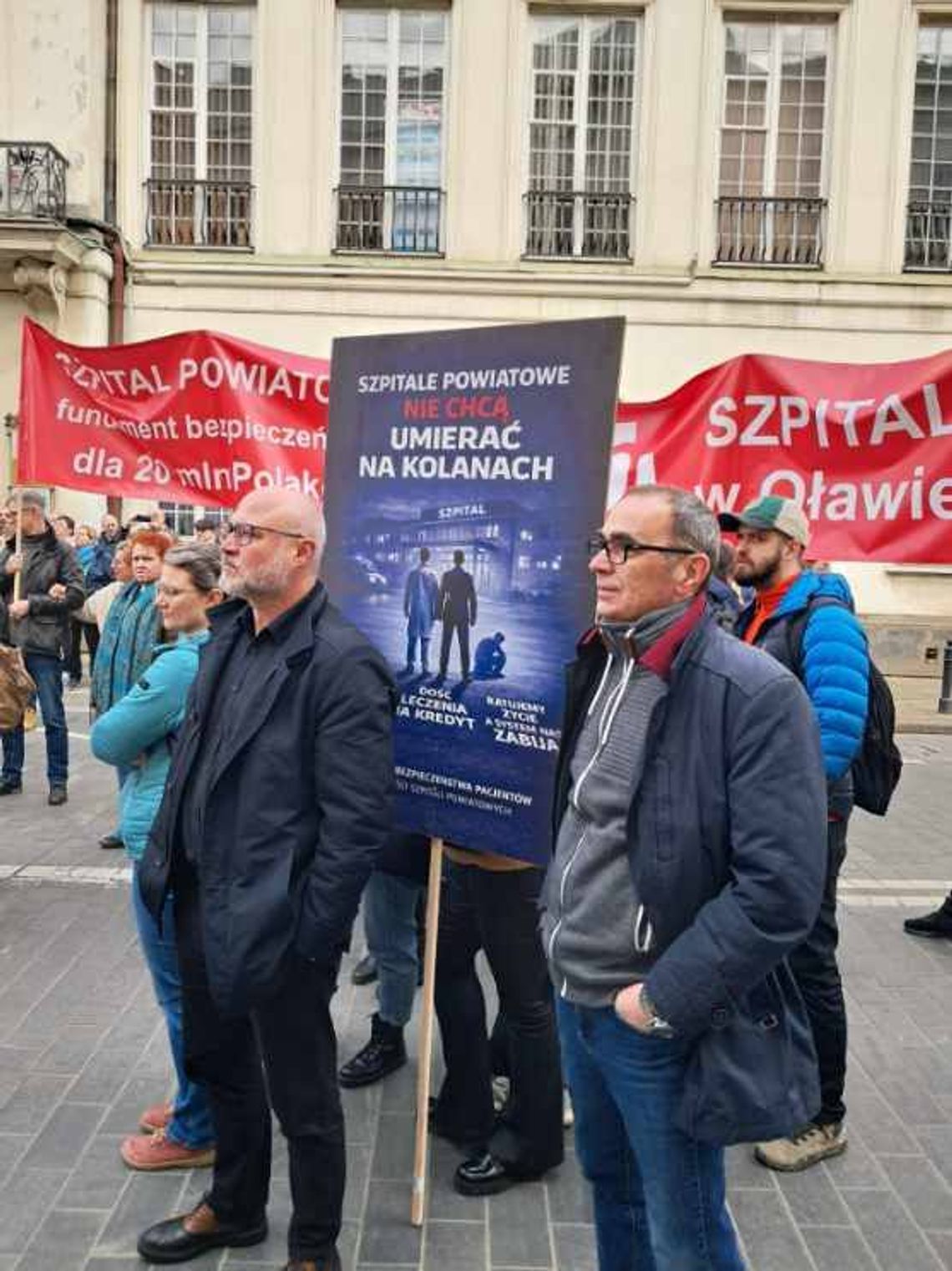 Szpitale powiatowe nie chcą umierać na kolanach — protest przed Ministerstwem Zdrowia