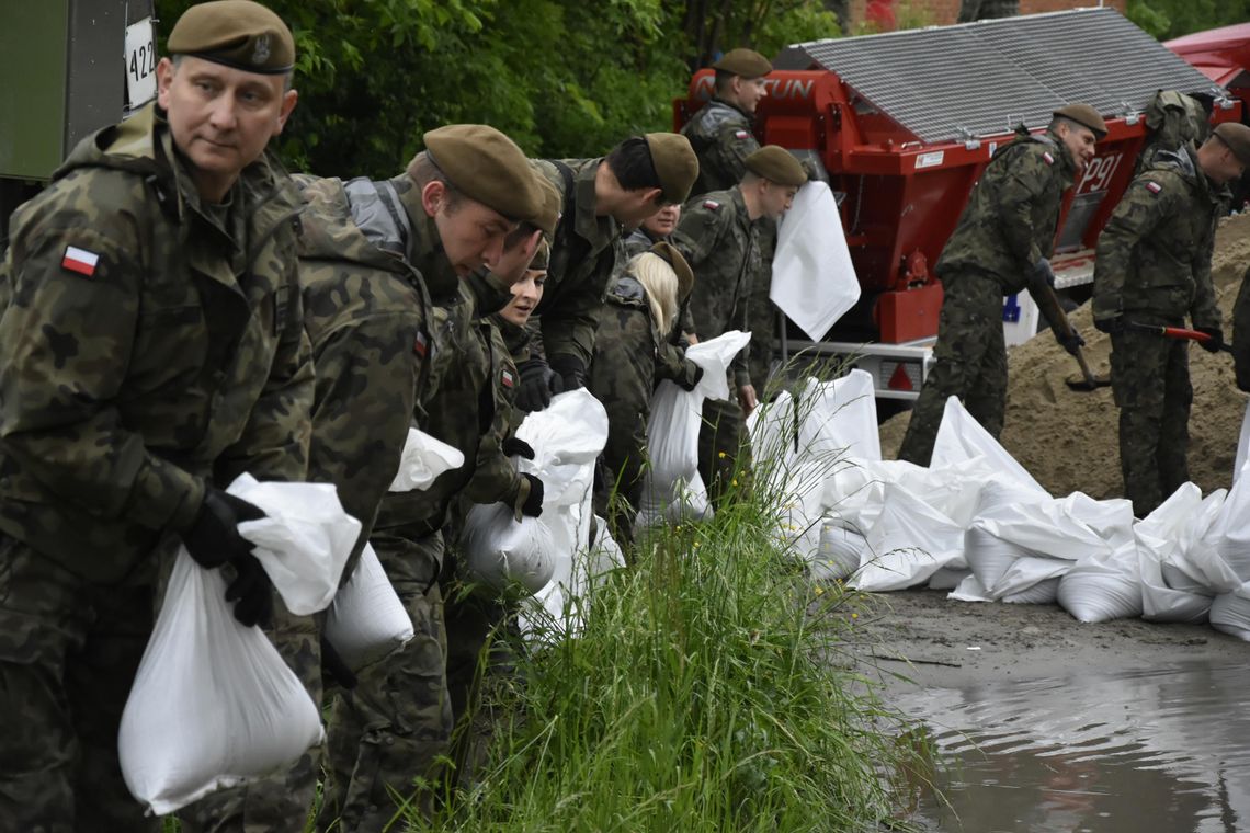 Terytorialsi ruszyli na pomoc powodzianom