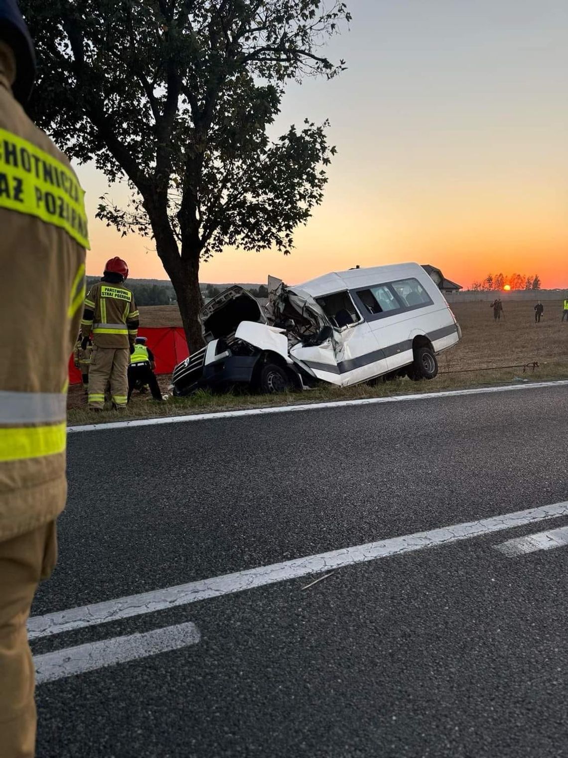 Tragiczny wypadek na DK 74 w Lechowie. Śmierć trenera i kierowcy busa