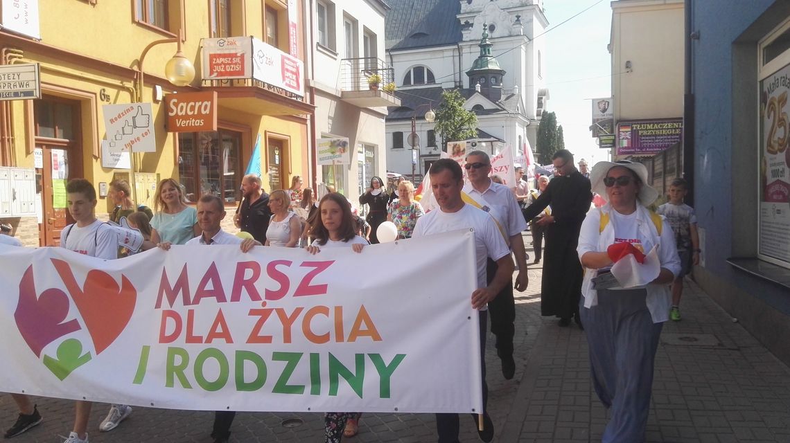 Tysiące osób na Marszach dla Życia i Rodziny w całej Polsce