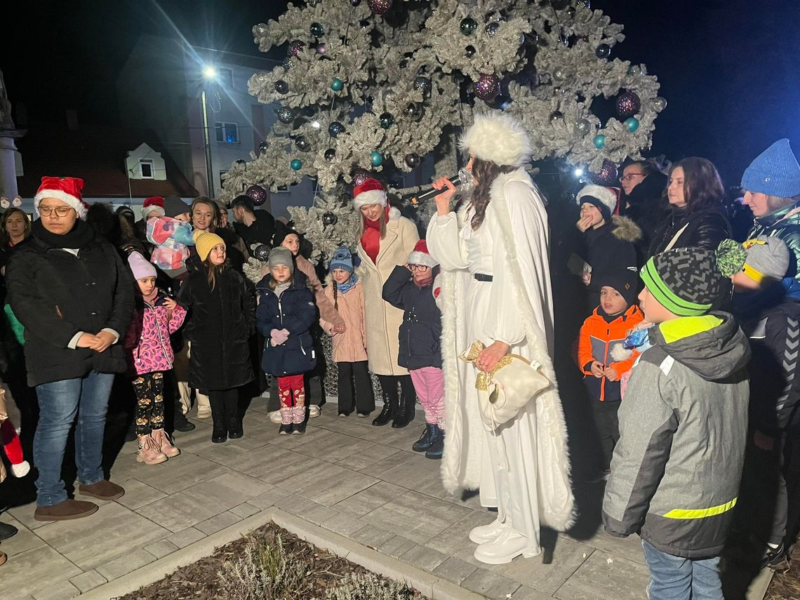 Uroczyste rozświetlenie choinki i spotkanie z Mikołajem na Porcelanowym Rynku Uroczyste rozświetlenie choinki i spotkanie z Mikołajem na Porcelanowym Rynku