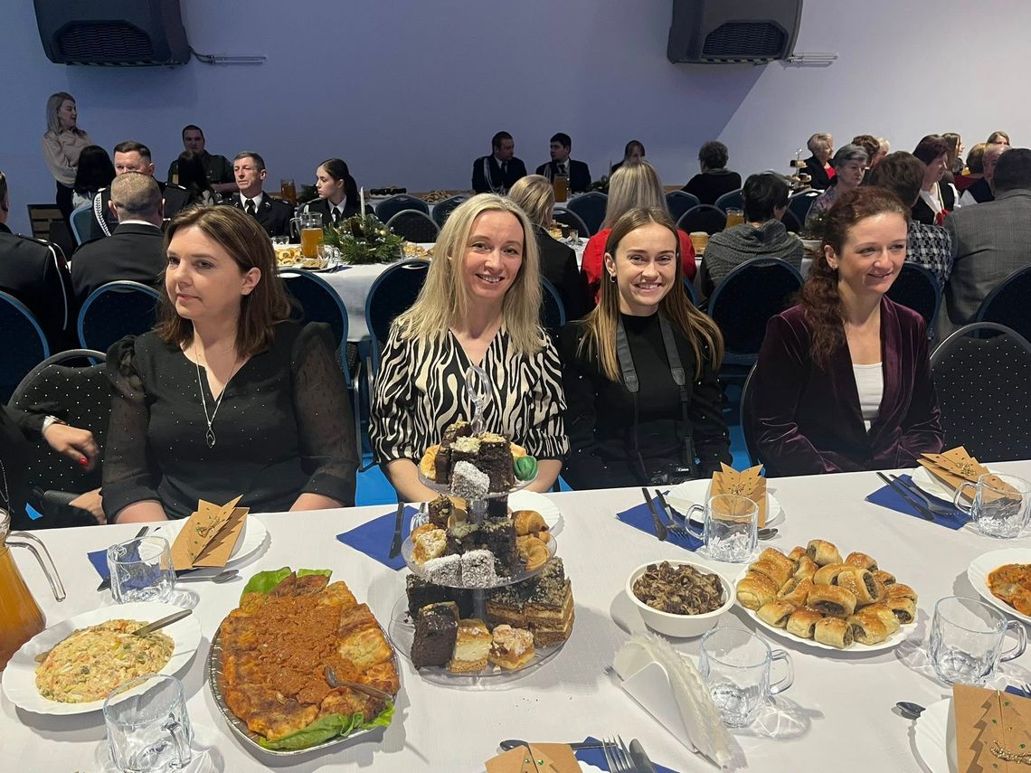 Wigilia środowiskowa w Bałtowie: 250 osób przy wspólnym stole Wigilia środowiskowa w Bałtowie: 250 osób przy wspólnym stole