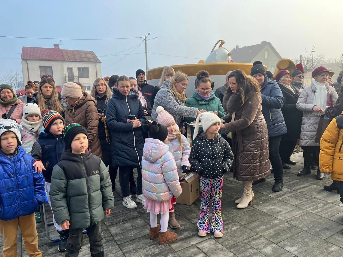 Wigilijne spotkanie na Porcelanowym Rynku z jasełkami i opłatkiem Wigilijne spotkanie na Porcelanowym Rynku z jasełkami i opłatkiem