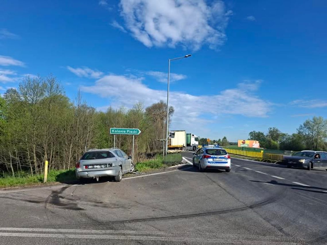 Zderzenie ciężarówki z osobówką w Nietulisku Małym. Droga została całkowicie zablokowana