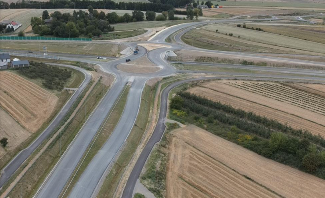 Zmiany w ruchu na obwodnicy Opatowa.  Roboty budowlane nabierają tempa