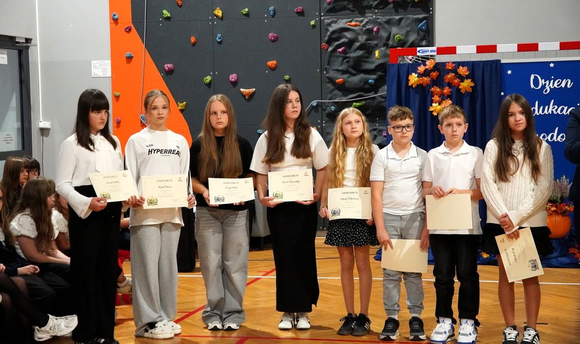Życzenia, akademia i stypendia dla uzdolnionych uczniów Życzenia, akademia i stypendia dla uzdolnionych uczniów