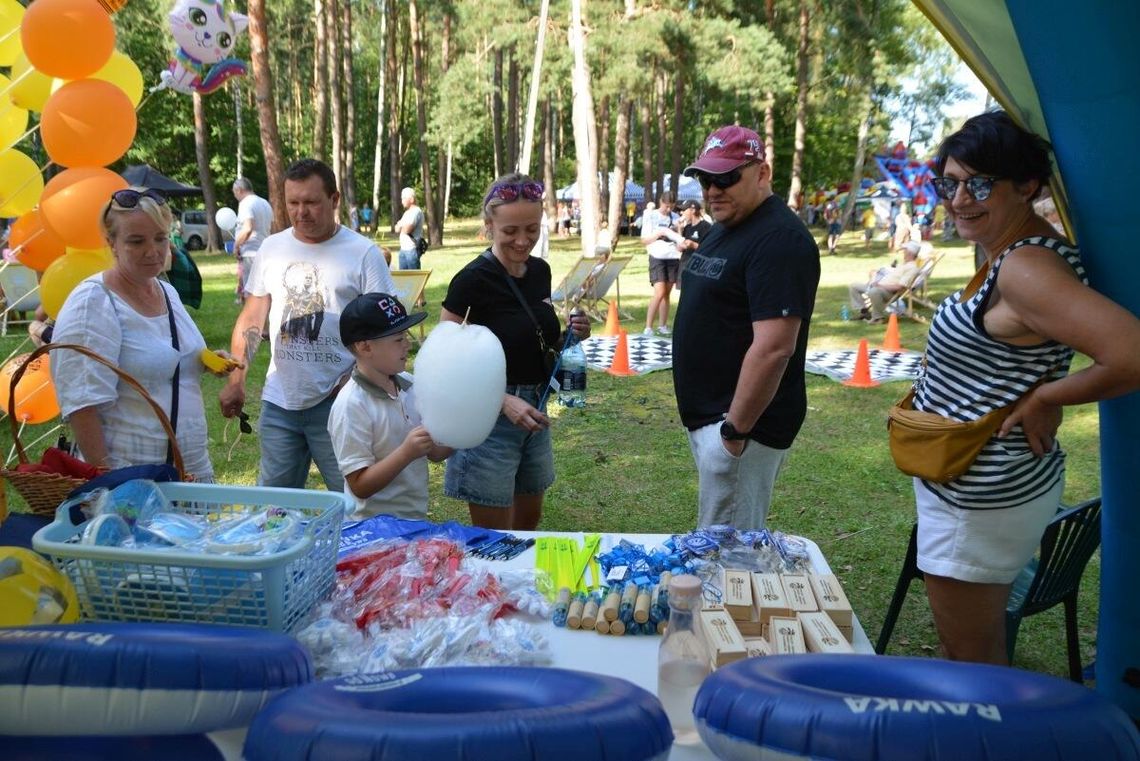 Piknik rodzinny w malowniczym otoczeniu Piknik rodzinny w malowniczym otoczeniu