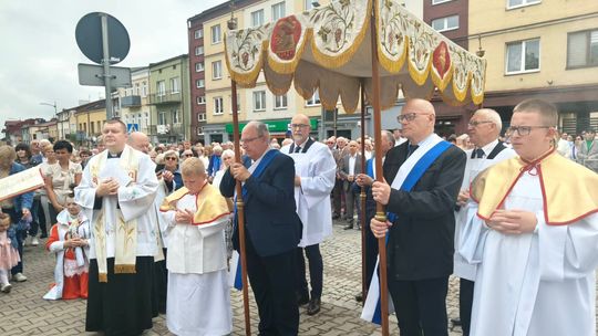 Procesja Bożego Ciała w Ostrowcu Świętokrzyskim. Wierni parafii św. Michała Archanioła licznie dali świadectwo wiary