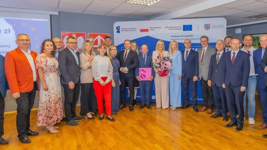 Zarząd Województwa podpisał umowy na wsparcie realizacji projektów z zakresu infrastruktury wodno-ściekowej i rewitalizacji miast